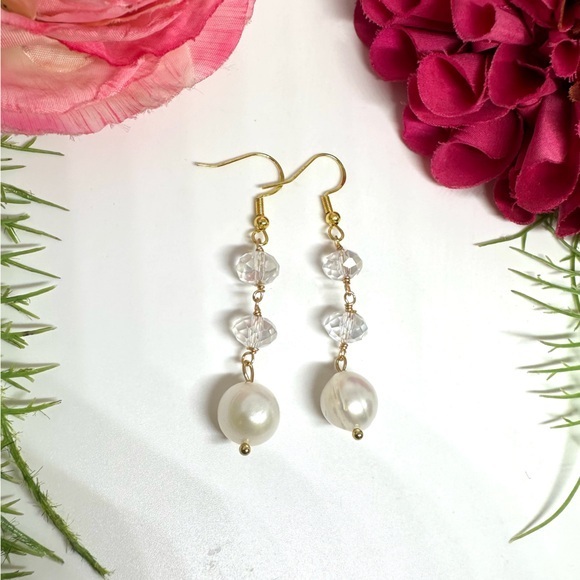 Saval Jewelry Jewelry - ⚜️Freshwater Pearl & Crystal Dangly Earrings